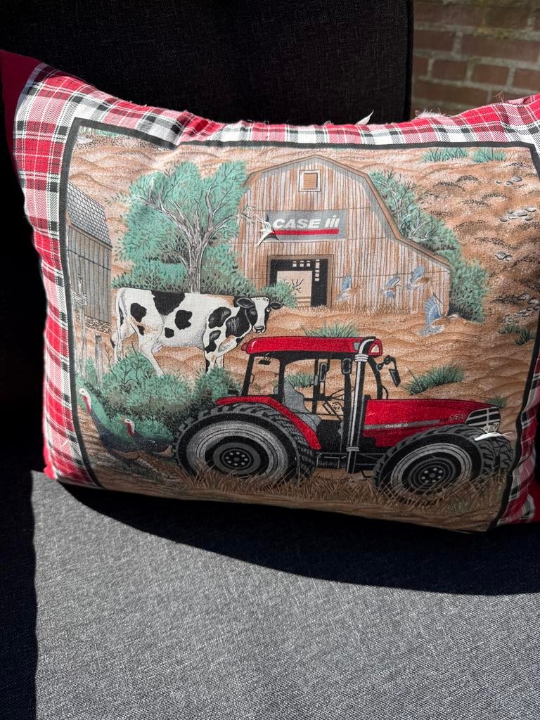 Boerderij kussen met tractor en dieren, Ophalen of Verzenden, Gebruikt, Rood, Rechthoekig