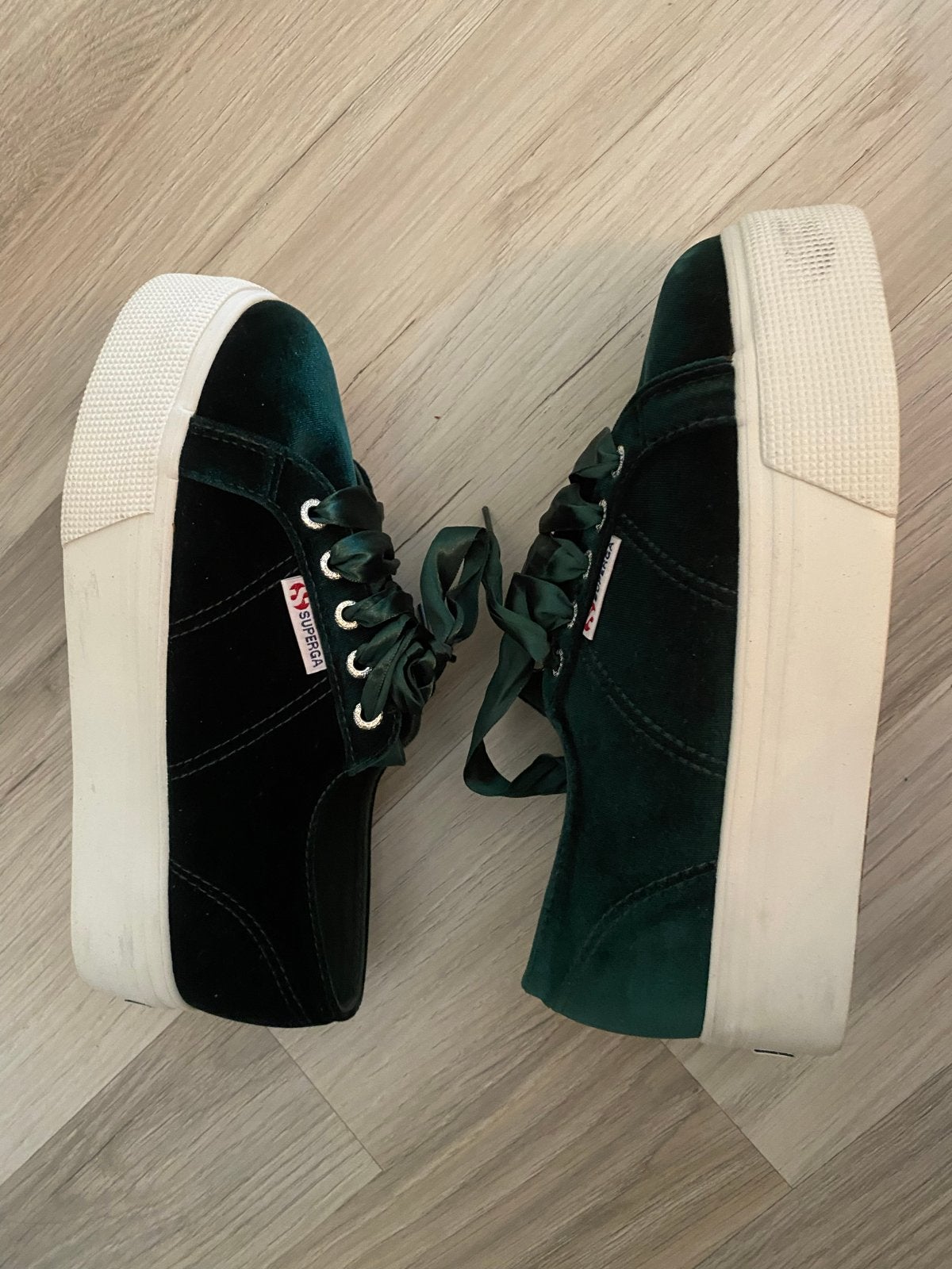 Superga x Lizzy van der Ligt fluwelen sneakers, Nieuw, Ophalen of Verzenden, Sneakers of Gympen, Groen