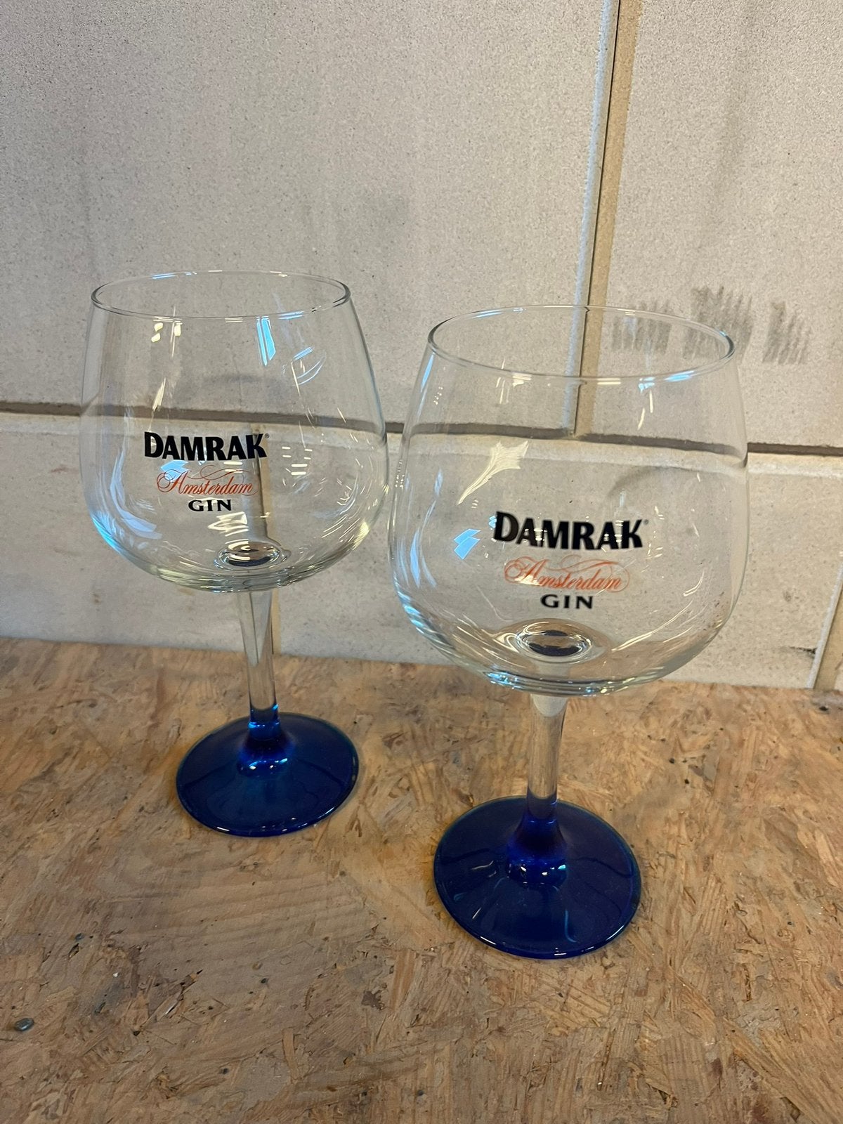 Twee leuke Damrak Gin Tonic glazen met blauwe voet, Ophalen of Verzenden, Nieuw, Overige typen