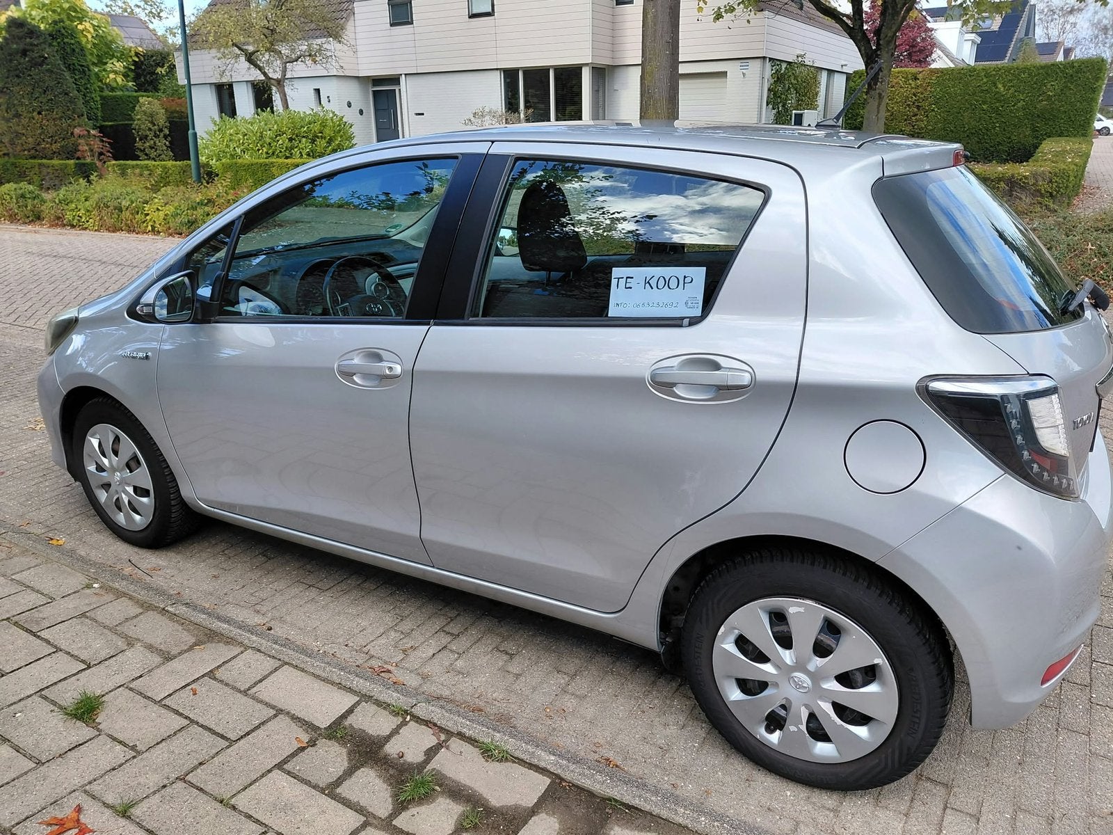 Toyota Yaris 1.5 Full Hybrid CVT 5DR 2013 Grijs, Auto's, 74 pk, 1070 kg, 49 €/maand, Dealer onderhouden