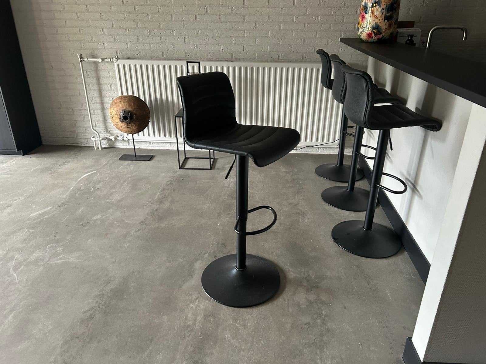 Mooie zwarte barkrukken van By-Boo, Huis en Inrichting, Ophalen, Kunststof, 60 tot 90 cm, Zo goed als nieuw
