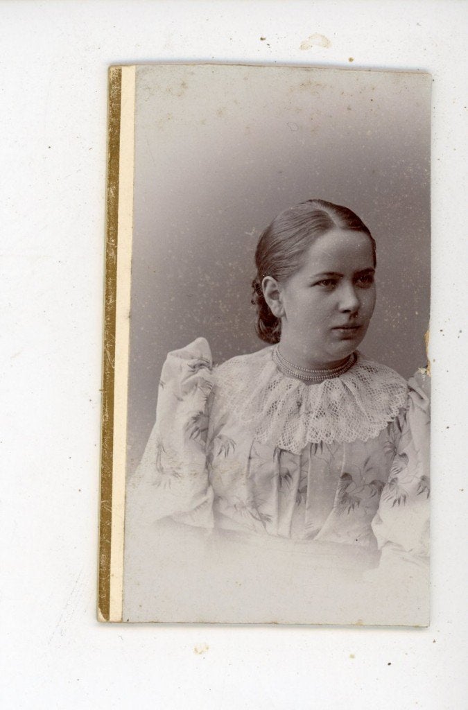 E19; Antieke foto van een jonge vrouw met kanten kraag, Verzamelen, Gebruikt, Foto, Ophalen of Verzenden, Voor 1940