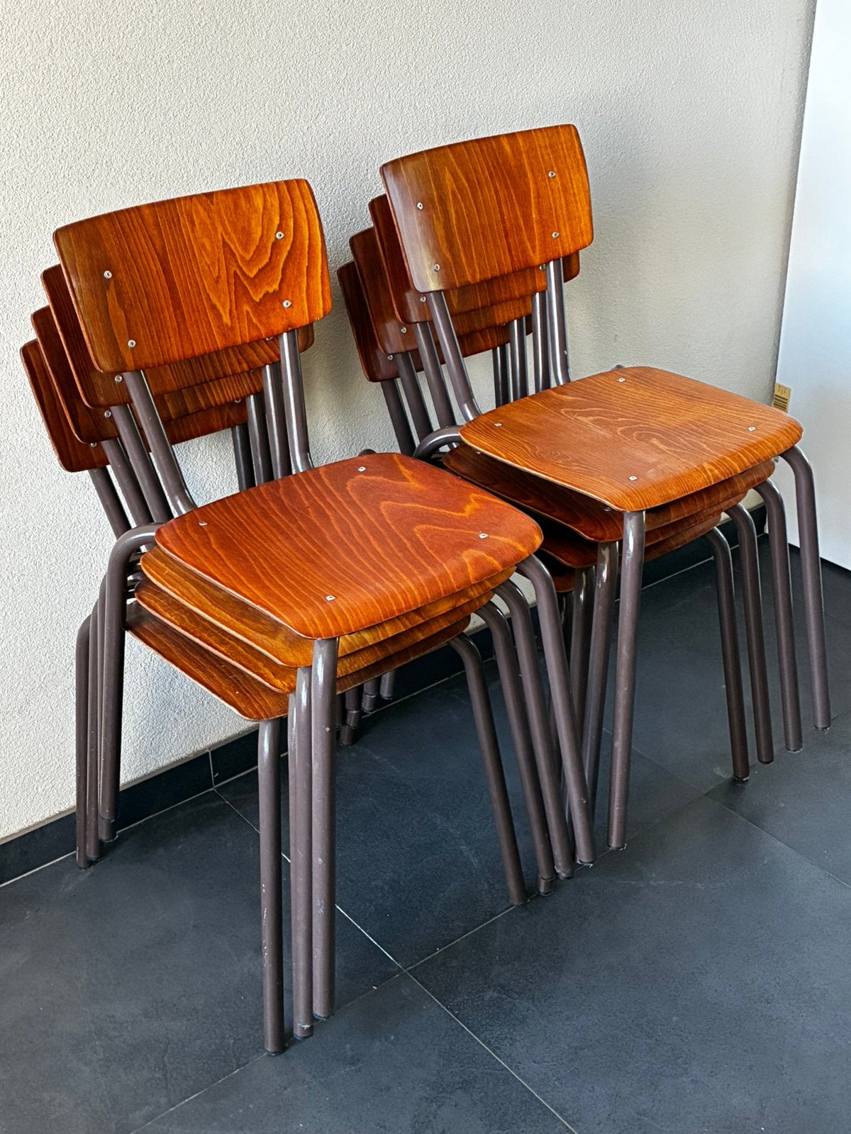 Vintage Tubax Schoolstoelen - 8 beschikbaar - stapelbaar, Huis en Inrichting, Ophalen, Gebruikt, Bruin, Vintage