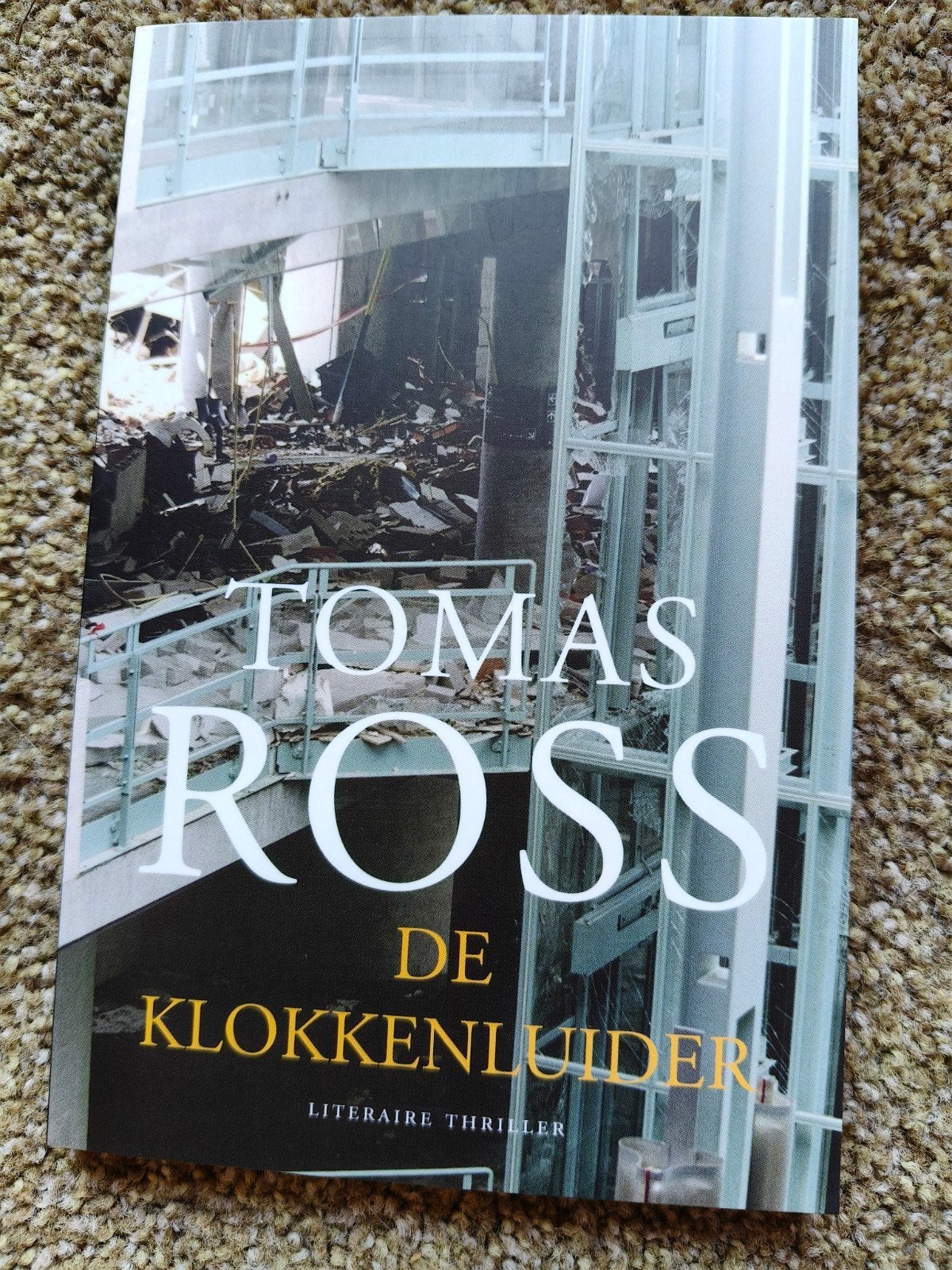 Tomas Ross - De Klokkenluider (Literaire thriller), Ophalen of Verzenden, Zo goed als nieuw, Tomas Ross, Nederland