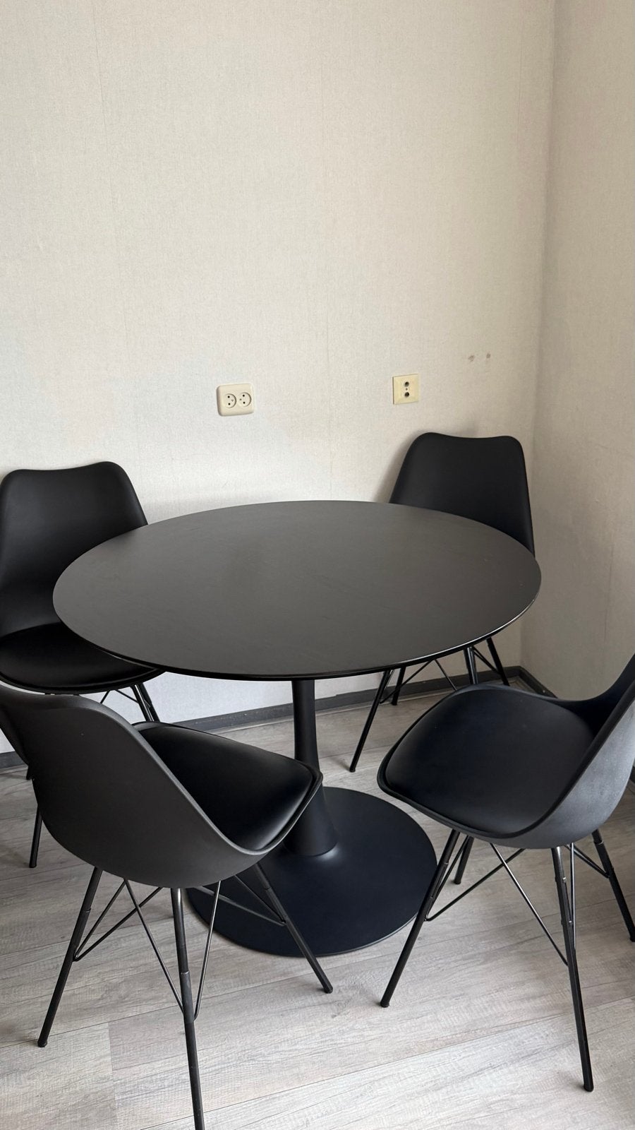 zwarte eettafel met 4 stoelen van JYSK, Kunststof, Gebruikt, 100 tot 150 cm, Rond