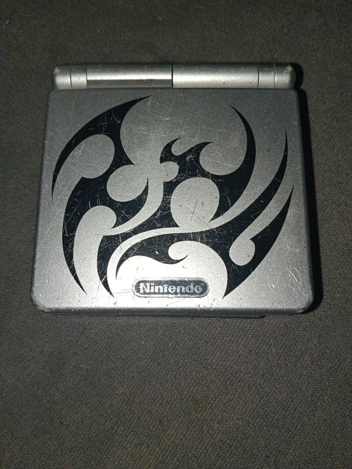Game Boy Advance SP tribal edition - Batterij moet vervan, Spelcomputers en Games, Ophalen of Verzenden, Gebruikt, Game Boy Advance SP