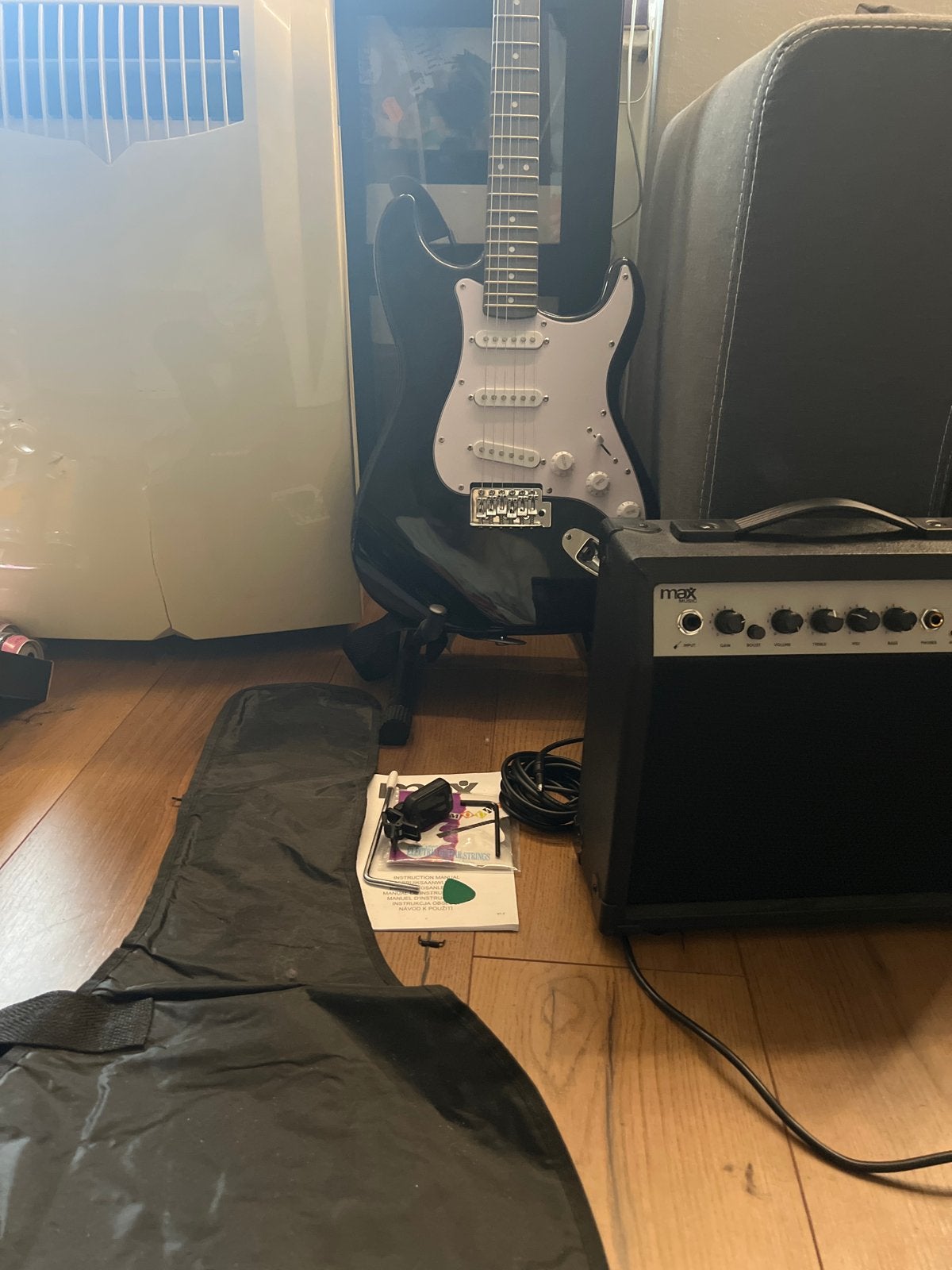 Elektrische gitaar met versterker en accessoires, Muziek en Instrumenten, Gebruikt, Met versterker, Solid body, Ophalen