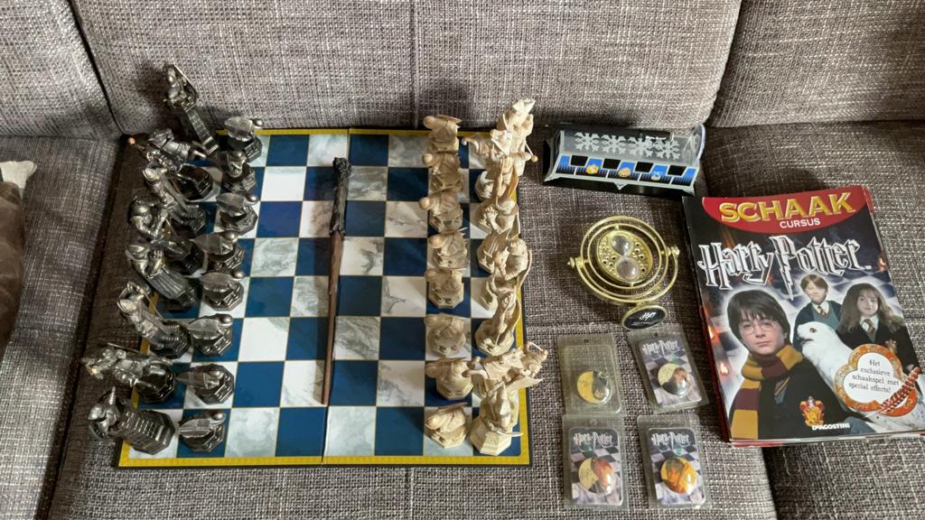 Schaakspel met 32 schaakstukken, Ophalen of Verzenden, Actiefiguurtje