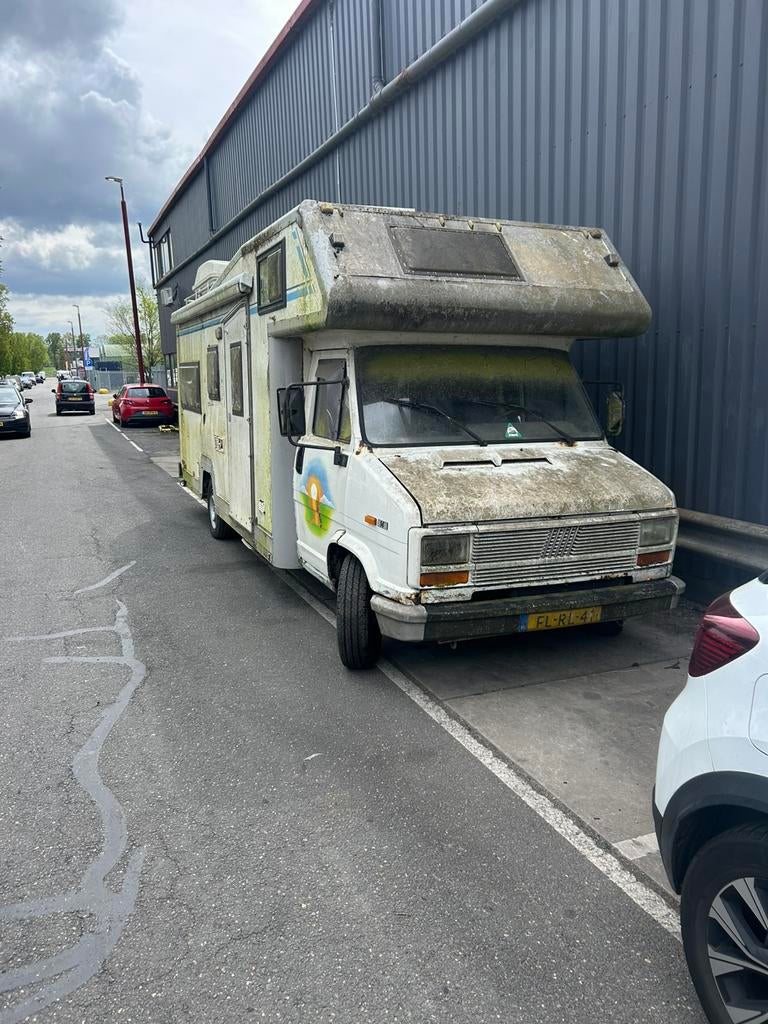 Te koop voor loop of sloop grote camper lang stilgestaan, Fiat, Particulier, 7 tot 8 meter, Handgeschakeld