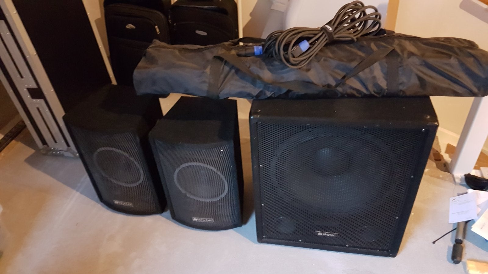Skytec Complete Actieve Geluidsinstallatie 900W met Subwoofe, Gebruikt, Inclusief kabels, Speakerset, Ophalen