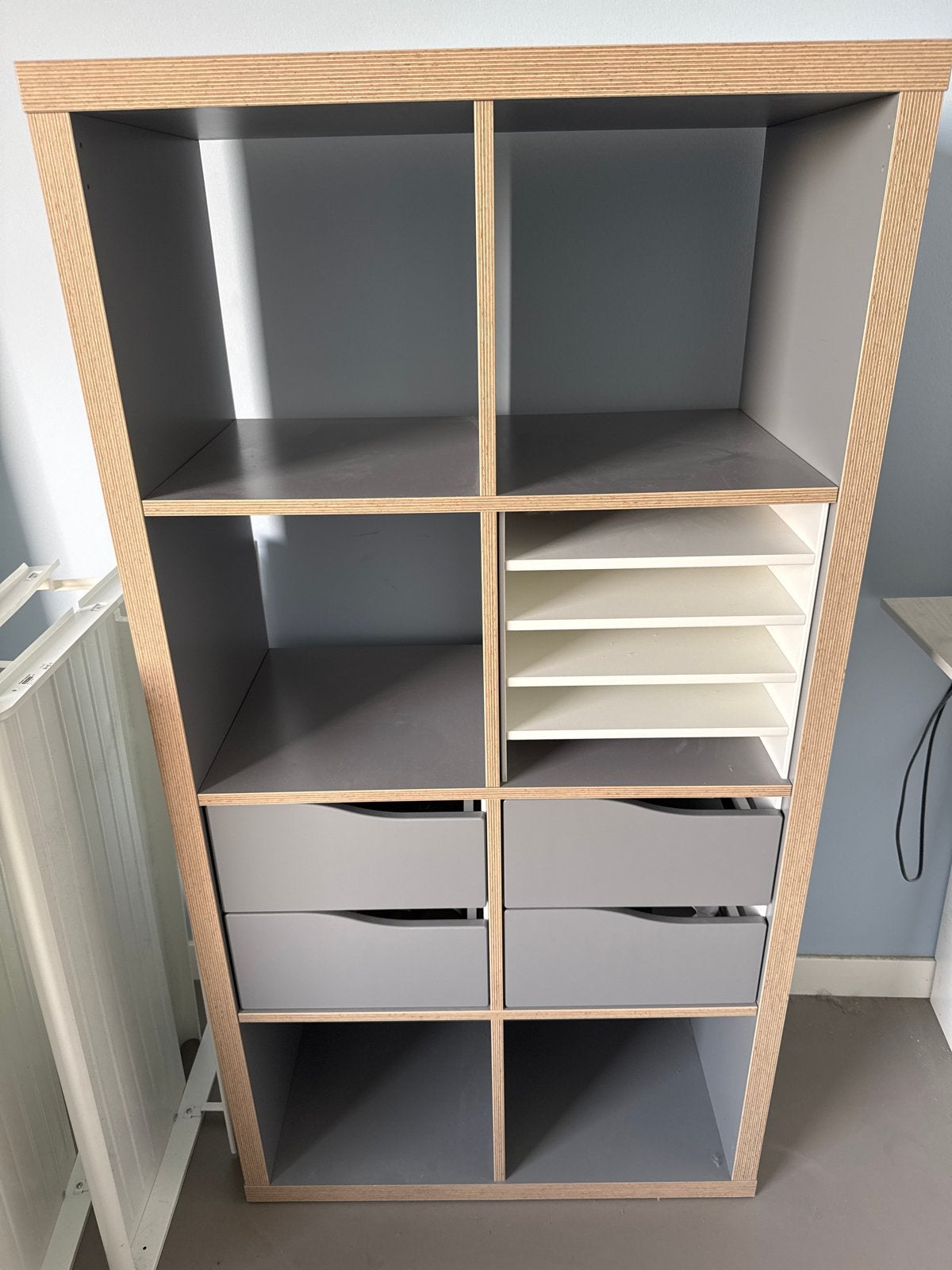 Kallax kast grijs houteffect met lades en planken, Ophalen, Gebruikt, 50 tot 100 cm, Met lade(s)