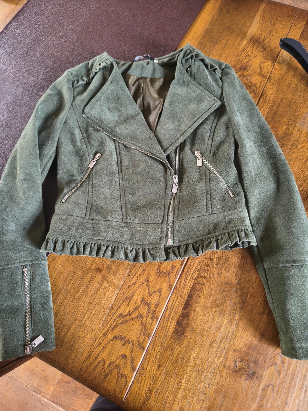 Groen suède look jasje met ritsen - Olive des Olive, Ophalen of Verzenden, Zo goed als nieuw, Olive des Olive, Maat 34 (XS) of kleiner