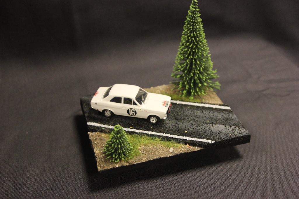 Diorama smalle weg met bomen 1:43, Hobby en Vrije tijd, Modelbouw | Figuren en Diorama's, Nieuw, Diorama, 1:35 tot 1:50, Ophalen of Verzenden