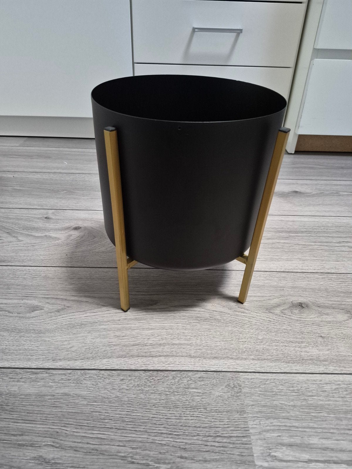 Stijlvolle Zwarte Bloempot met Gouden Standaard, Rond, Metaal, 40 tot 70 cm, Ophalen