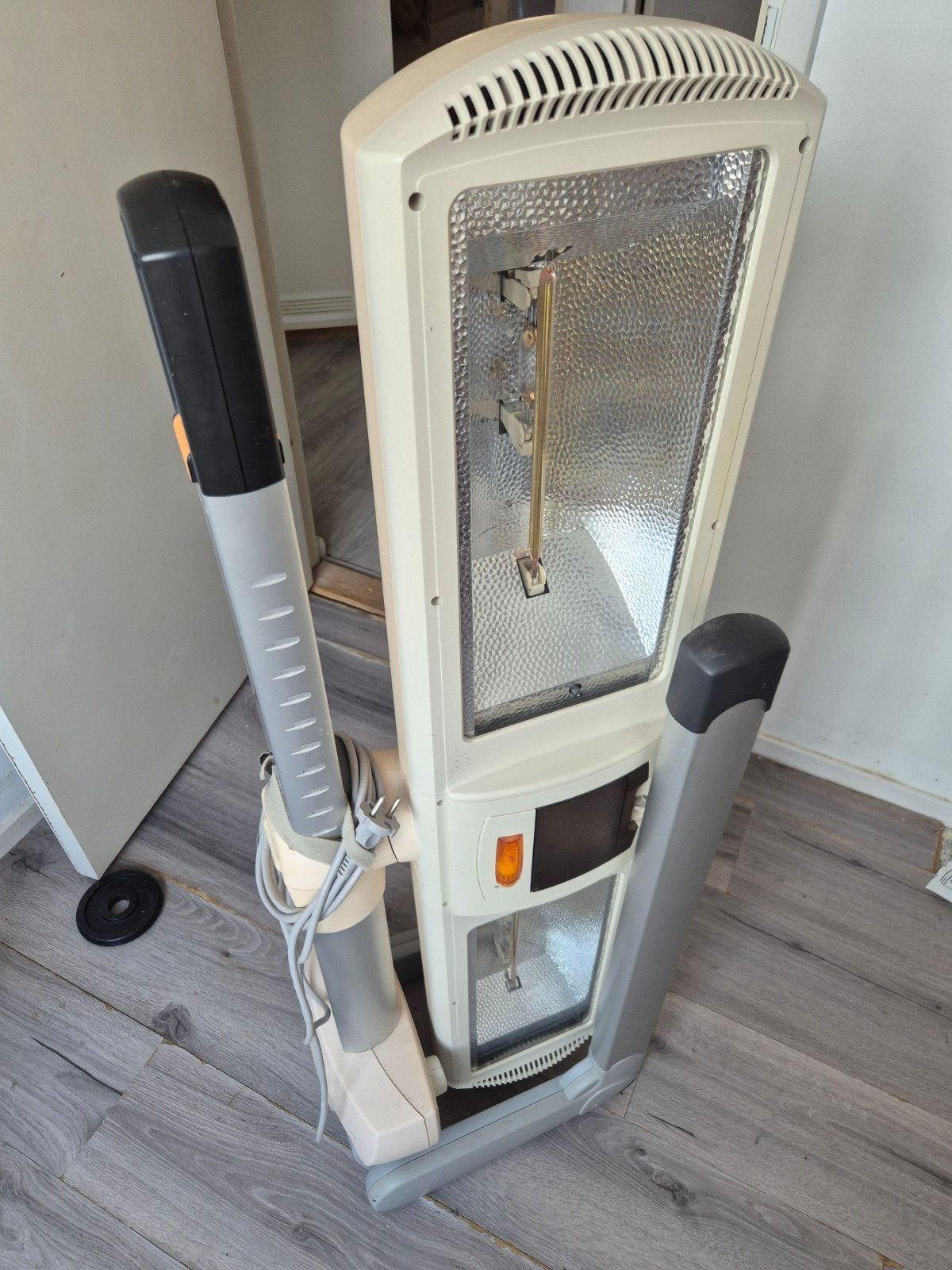 Philips zonne bank / Infraroodlamp / Gezichtsbruiner, Ophalen, Zo goed als nieuw, Gezichtsbruiner, Minder dan 10 lampen