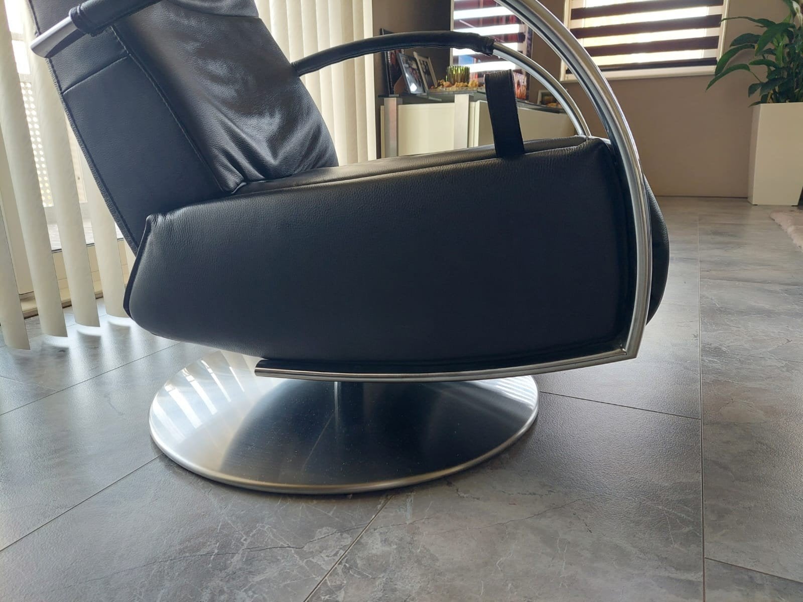 een moderne zwarte leren relaxfauteuil met gebogen metalen, Ophalen, 50 tot 75 cm