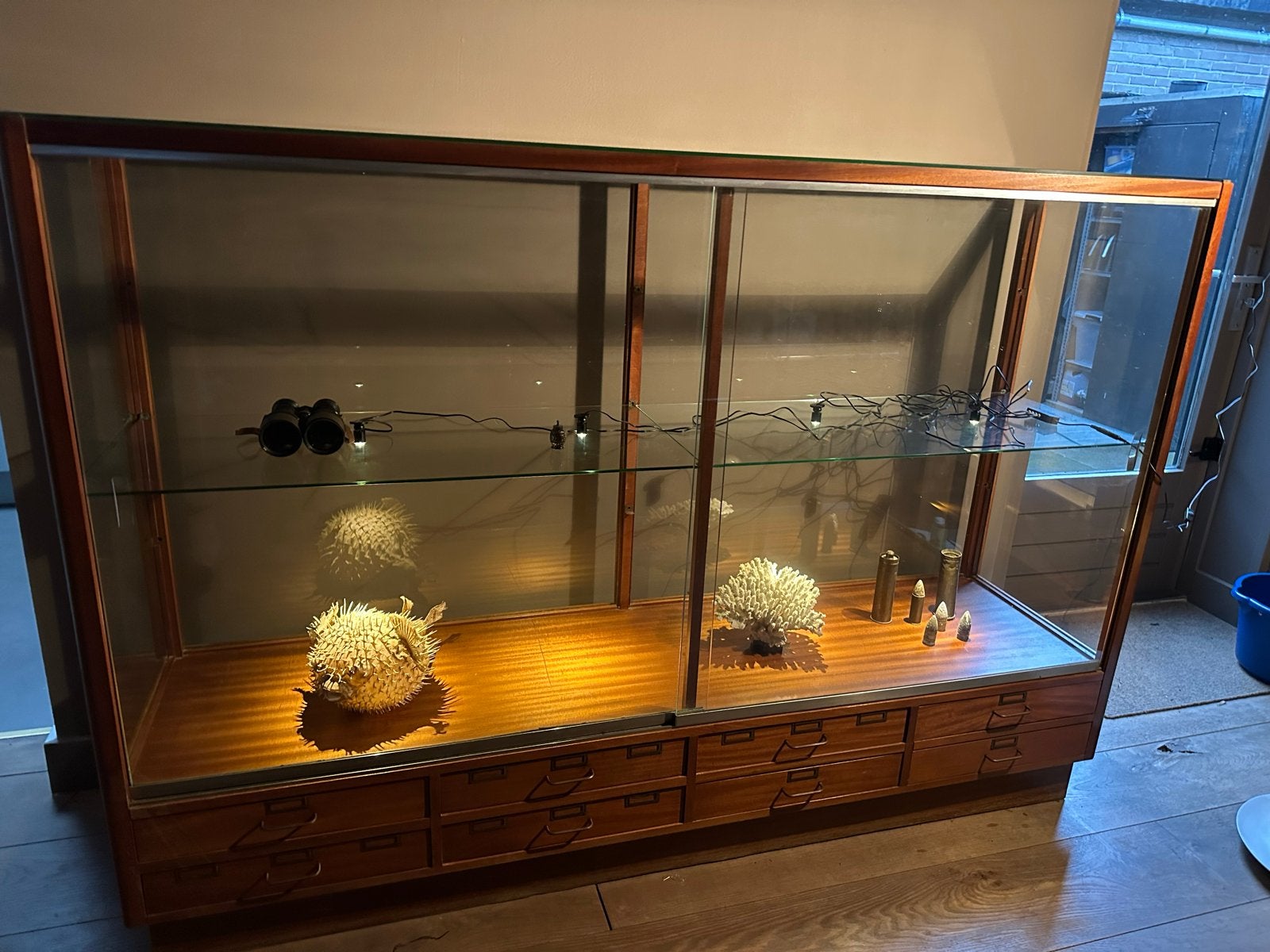 Mid century vitrinekast uit warenhuis, Ophalen, Gebruikt, 100 tot 150 cm, 150 tot 200 cm
