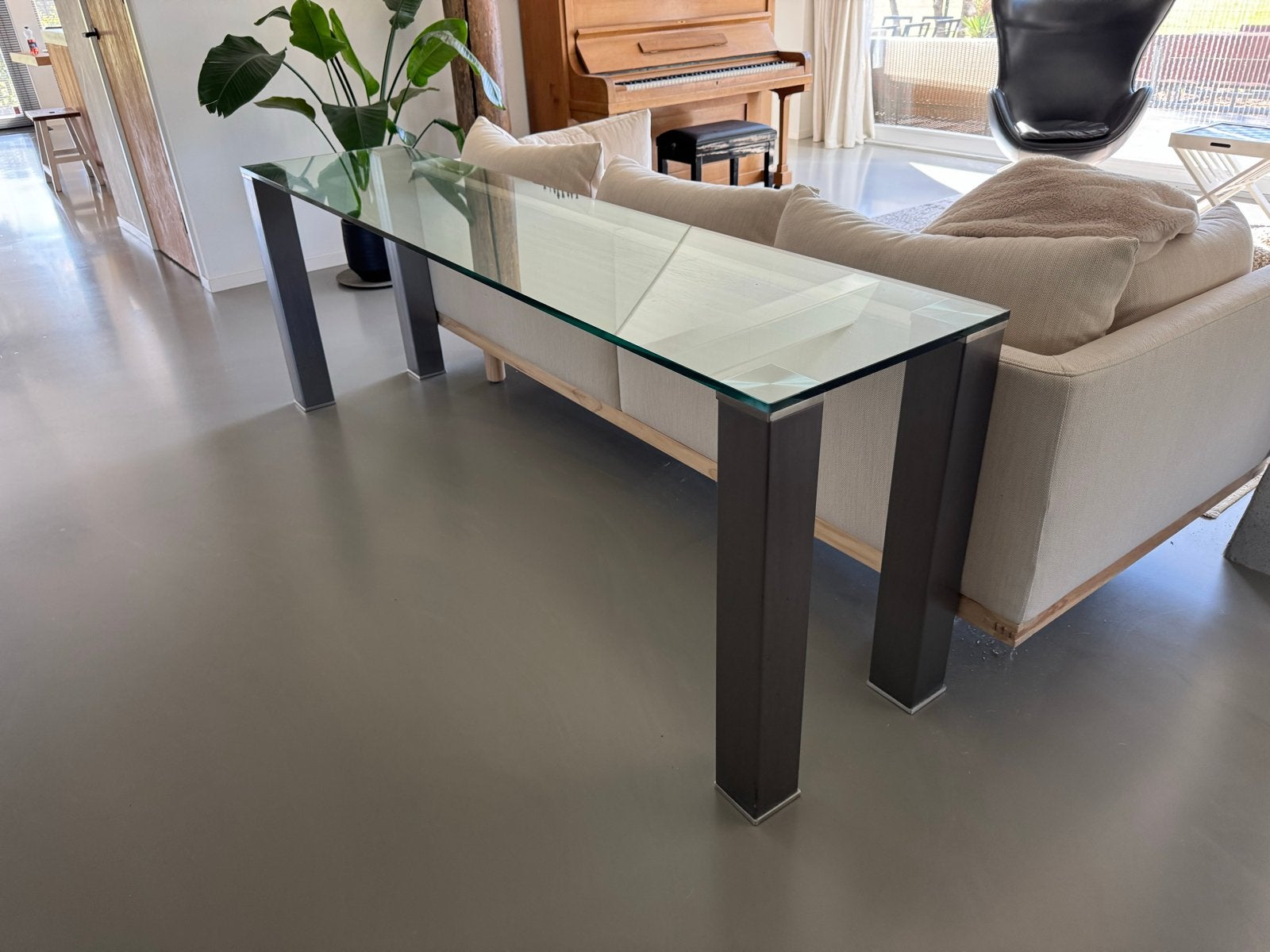 Stijlvolle glazen sidetable met metalen poten, Huis en Inrichting, Ophalen, 150 tot 200 cm, Glas, Zo goed als nieuw