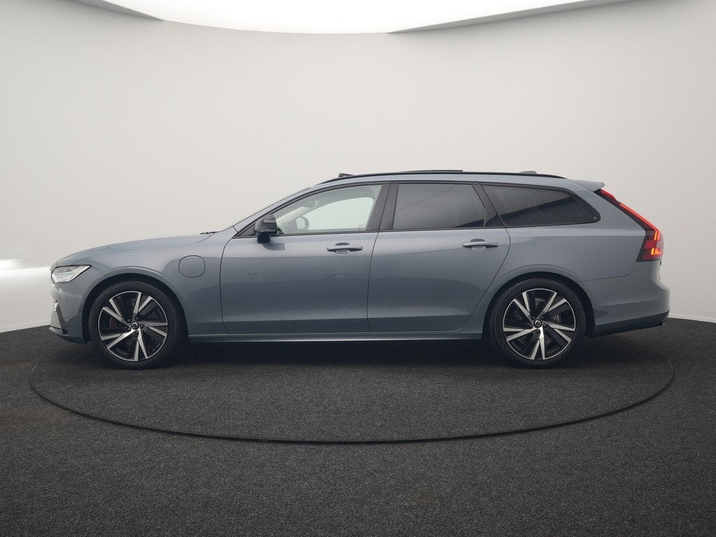 Volvo V90 T6 AWD Plus Dark PHEV 350pk Dealer O.H. | Trekhaak, Auto's, Volvo, Automaat, Zwart, 4 cilinders, Zilver of Grijs