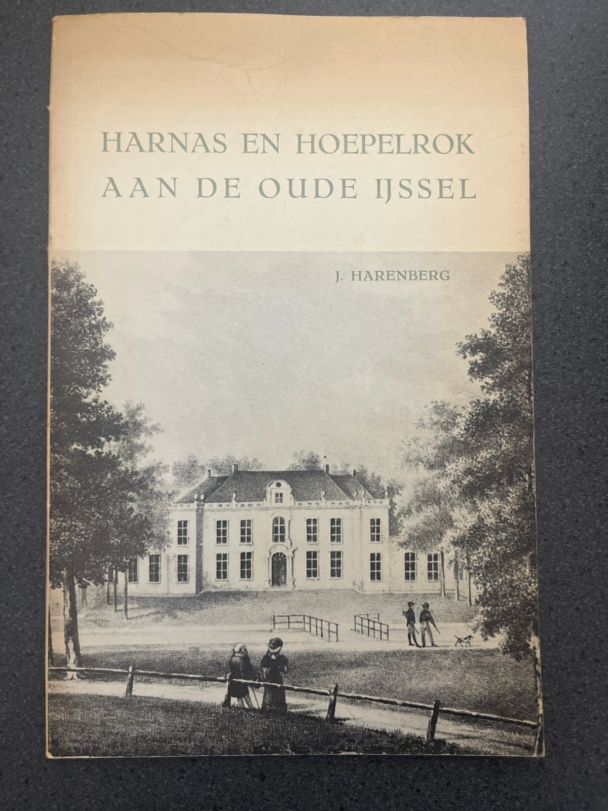 Harnas en Hoepelrok aan de Oude IJssel - J. Harenberg, Ophalen of Verzenden, 20e eeuw of later, Gelezen