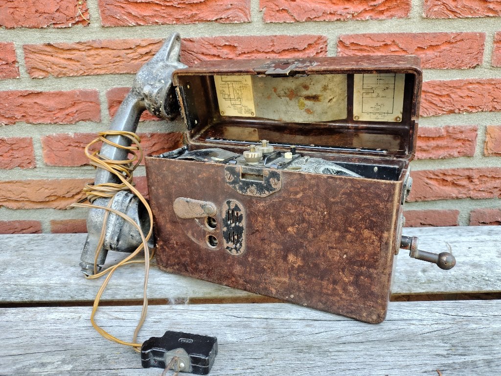 Duitse veldtelefoon met losse aluminium hoorn, Verzamelen, Militaria | Tweede Wereldoorlog, Ophalen of Verzenden, Overige soorten