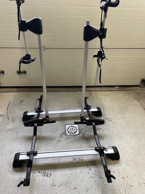 Fietslift hydraulisch voor op dakdrager, Ophalen, Gebruikt, Dakdrager, 2 fietsen