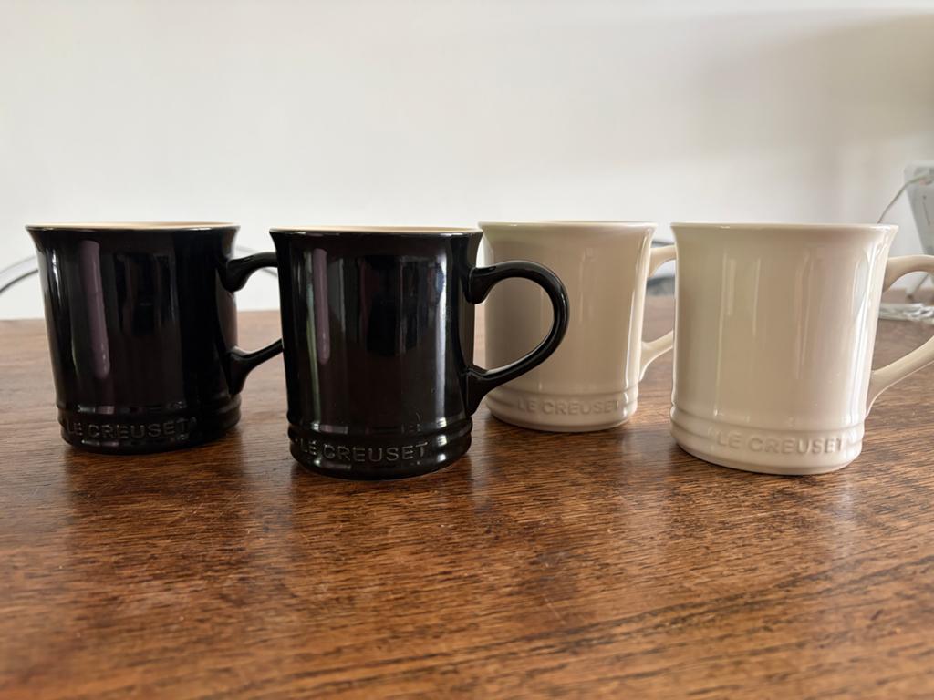 4x Le Creuset mokken (2 zwart, 2 beige) - 400ml, Huis en Inrichting, Keuken | Servies, Keramiek, Ophalen of Verzenden, Zo goed als nieuw