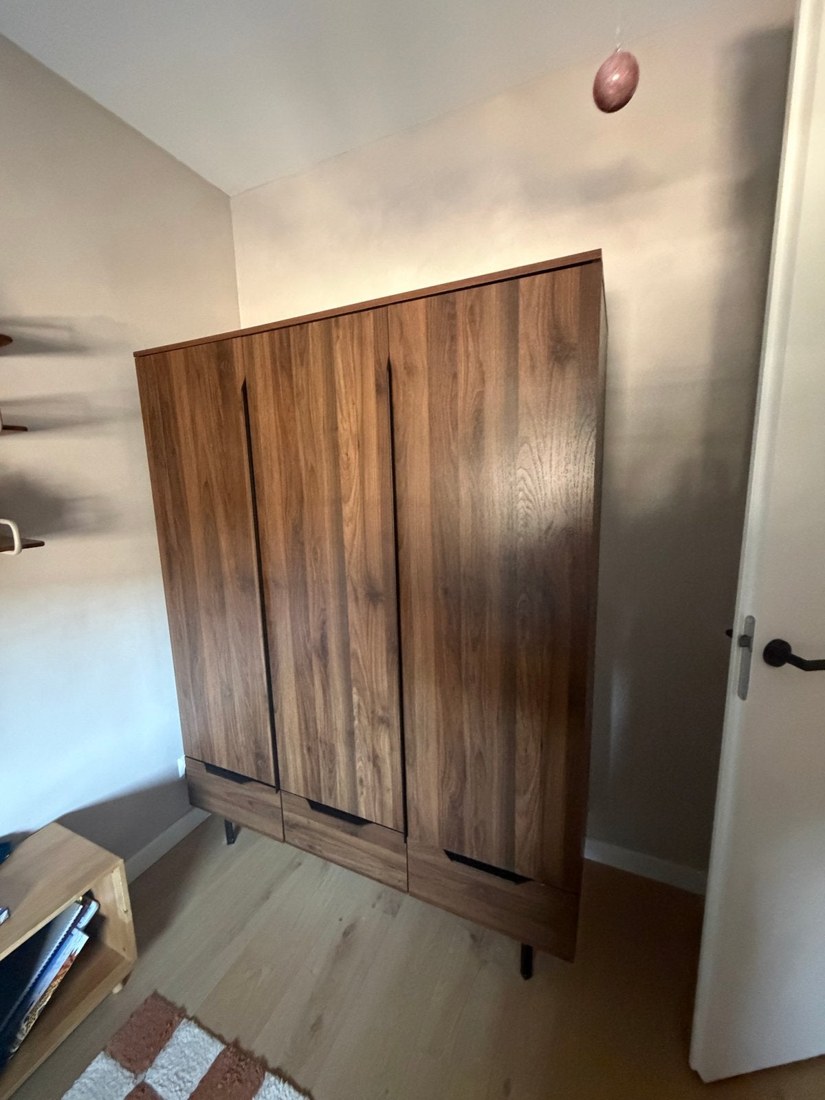 Moderne kledingkast met 3 deuren en lades, Huis en Inrichting, Ophalen, 100 tot 150 cm, Zo goed als nieuw, Met lade(s)