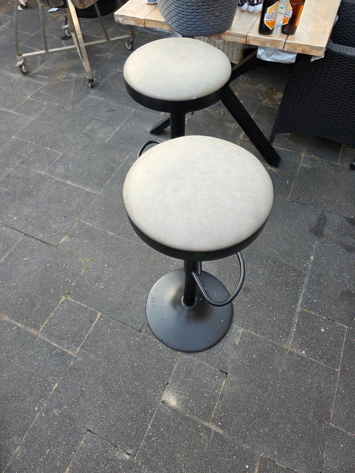 2 barstoelen - 1 met defecte veer en gaatje, Ophalen, Gebruikt, 90 cm of meer, 2 krukken