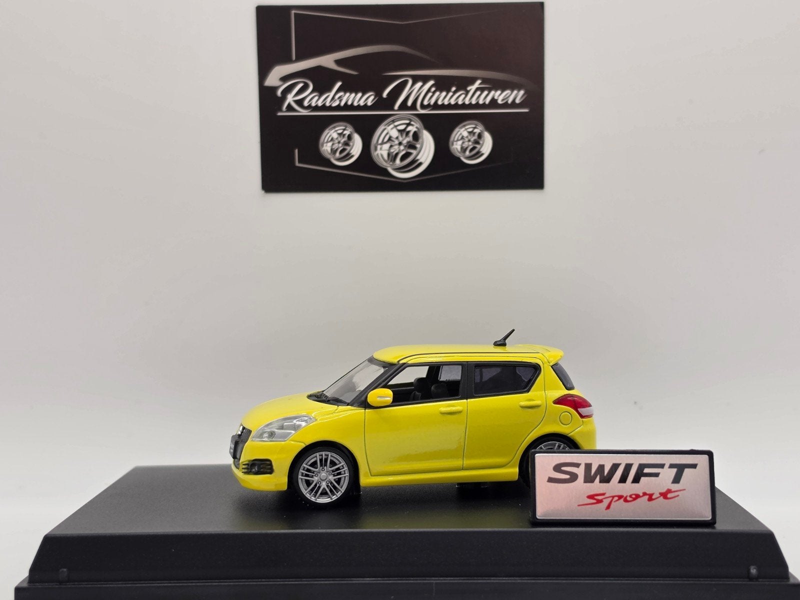 Suzuki Swift 1.6 Sport - 5drs Geel - 1:43 Uniek dealermodel, Overige merken, Auto, Zo goed als nieuw, Suzuki Dealermodel