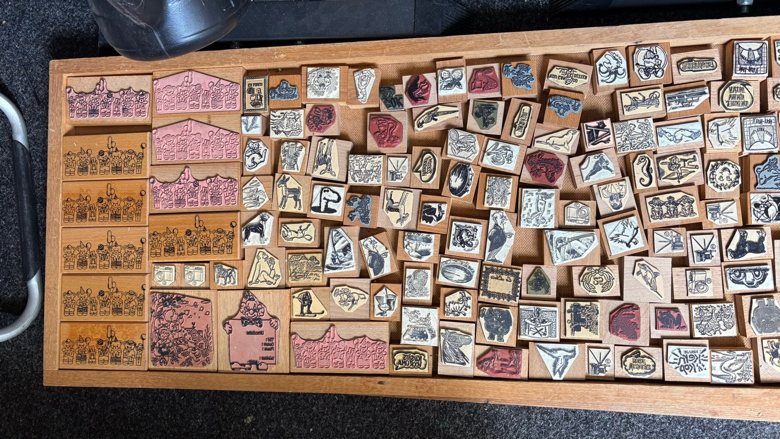 2 Letterbakken vol met diverse houten stempels (ca. 300), Hobby en Vrije tijd, Ophalen, Gebruikt, Houten stempel