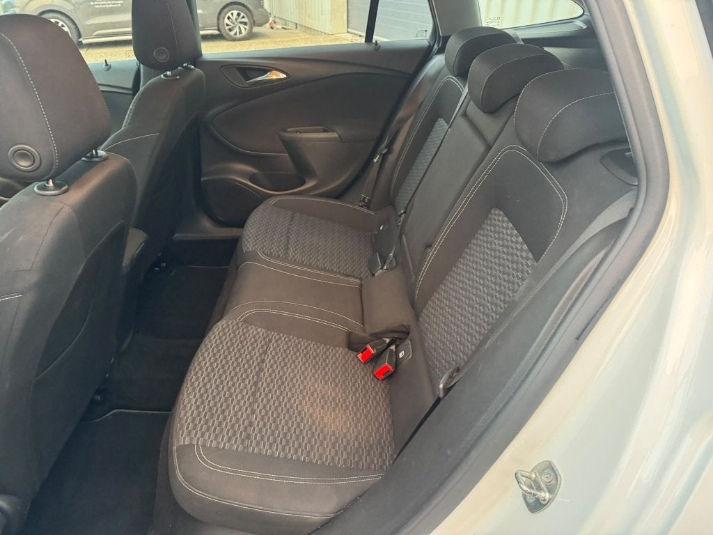 Foto 14 van Opel Astra 1.0 Turbo  Sports Tourer 2017 Wit Airco| trekhaak
