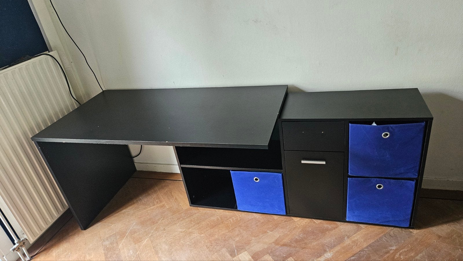 Zwart bureau met opbergruimte en blauwe bakken, Huis en Inrichting, Bureaus, Ophalen, Gebruikt, Spaanplaat of MDF, Overige merken