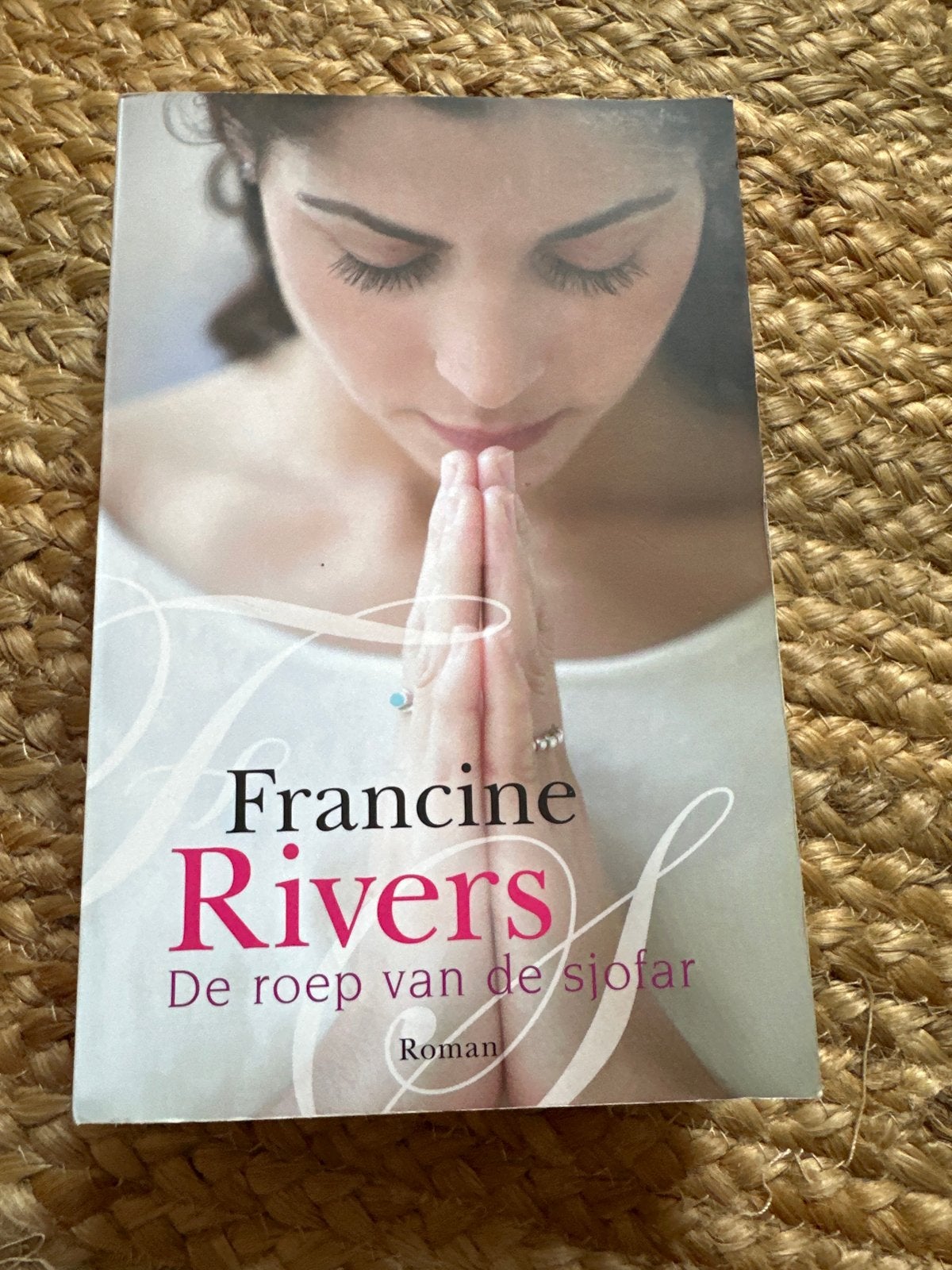 Francine Rivers - De roep van de sjofar (Roman), Ophalen of Verzenden, Gelezen, Nederland