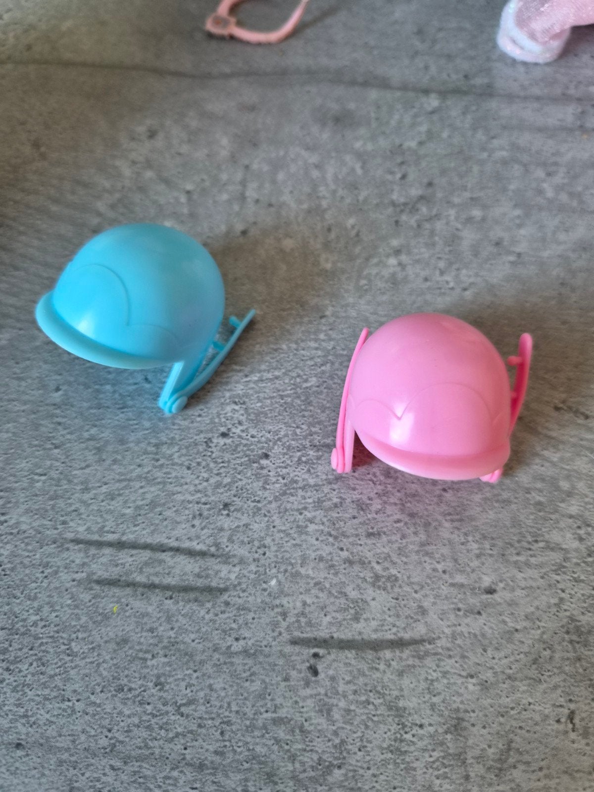Barbie paardrijhelmen - roze en blauw, Verzamelen, Poppen, Ophalen of Verzenden, Gebruikt