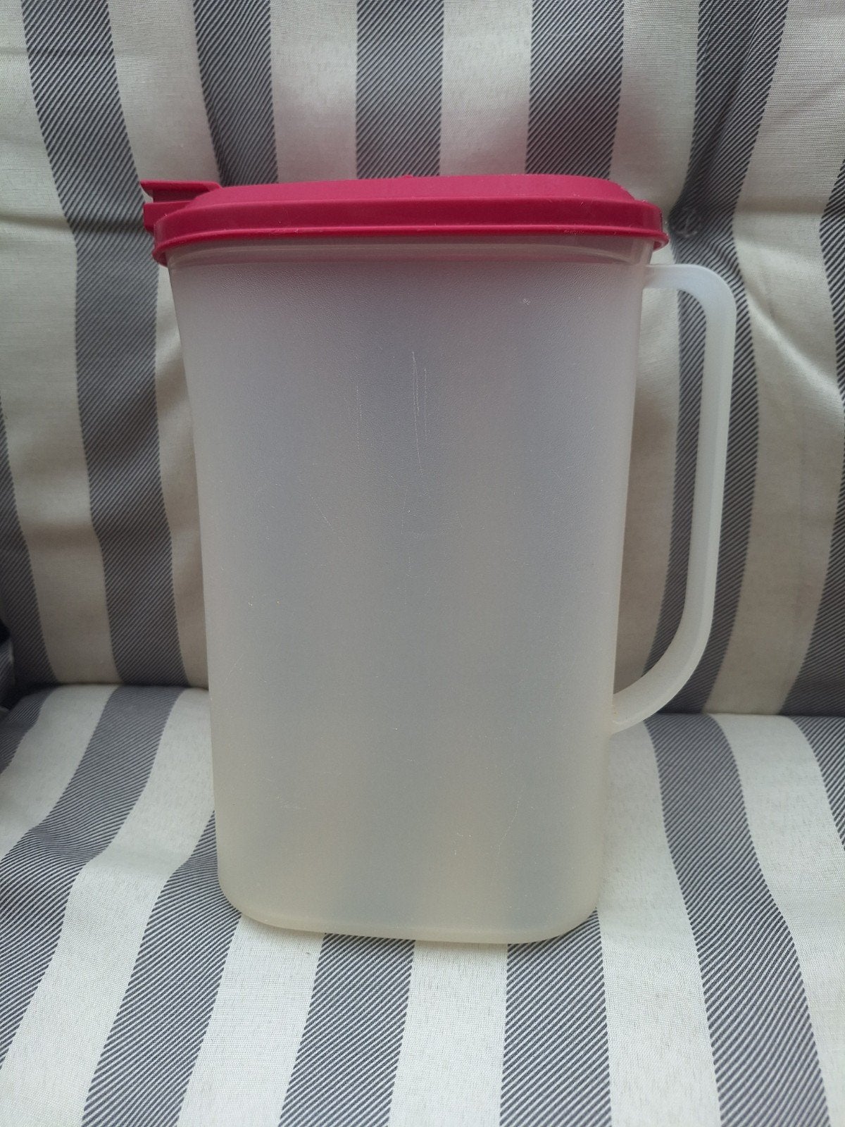 Tupperware Koelkastkan / Sapkan 2 Liter (Rood Deksel), Beker of Kan, Ophalen of Verzenden, Zo goed als nieuw, Luchtdicht