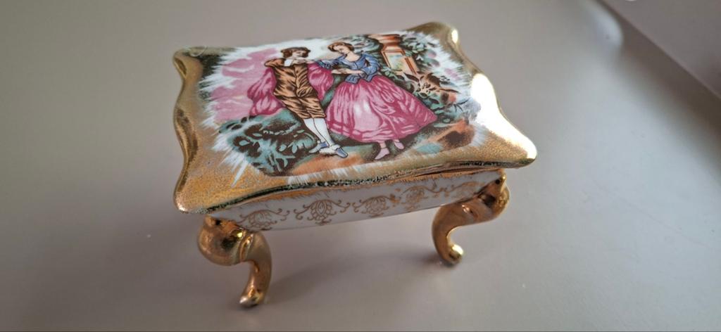 Doosje porselein Versailles op vergulde hoge poten, Antiek en Kunst, Ophalen of Verzenden