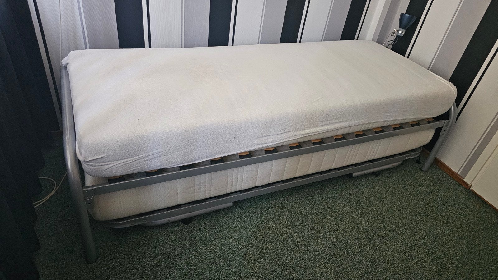 Uitschuifbaar bed met twee matrassen, Ophalen, Modern en functioneel, 90 cm, Tweepersoons