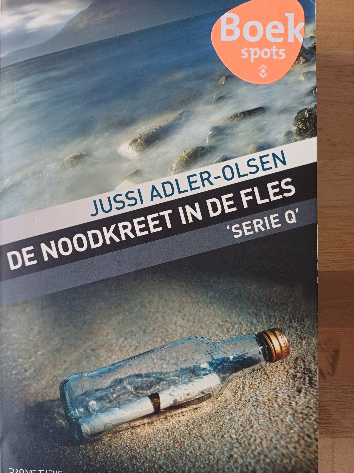 Jussi Adler-Olsen - De noodkreet in de fles, Ophalen of Verzenden, Zo goed als nieuw, Jussi Adler-Olsen