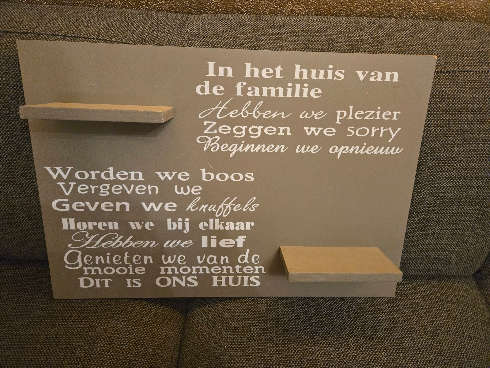 Mooi groot Houten Wandbord: In dit huis, Familie, Tekstbord, Ophalen of Verzenden, Zo goed als nieuw, 70 cm