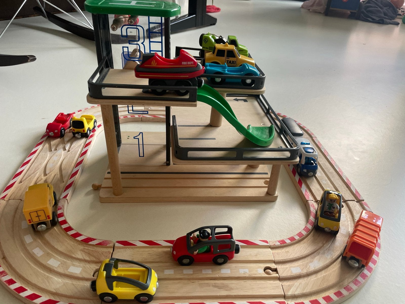 Houten garage met spoorbaan en auto's, Ophalen, Gebruikt