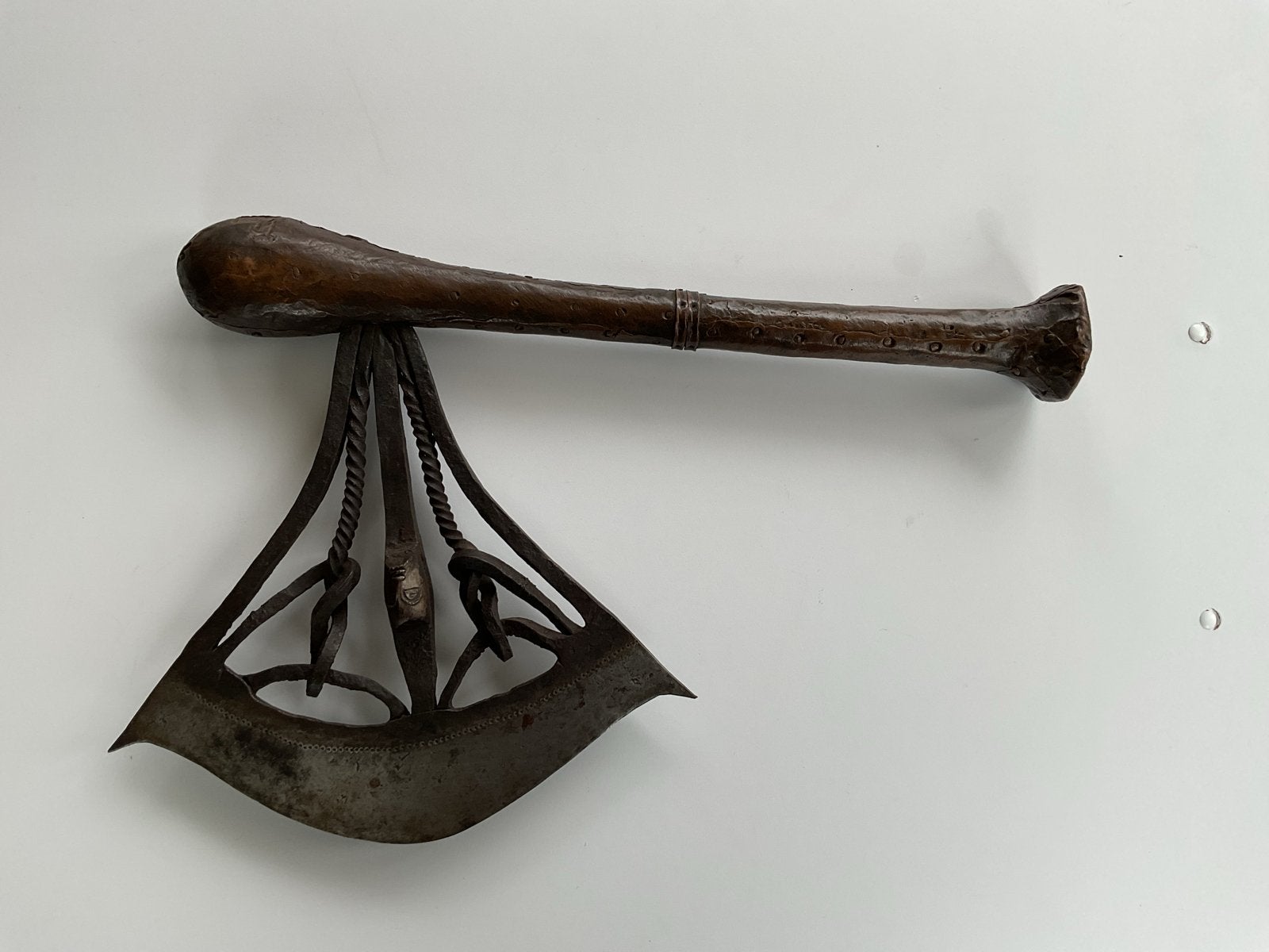 Bijl uit Congo met gestileerde gezichtjes, 1920, Afrika, Handgemaakt, Ophalen of Verzenden, Metaal