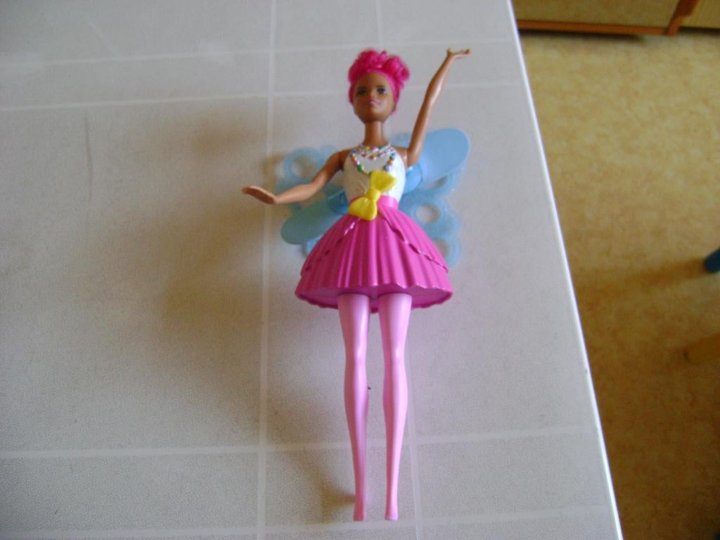 vlinder barbie vaste kleertjes en trekkoord voor de vleugels, Kinderen en Baby's, Speelgoed | Poppen, Ophalen of Verzenden, Zo goed als nieuw