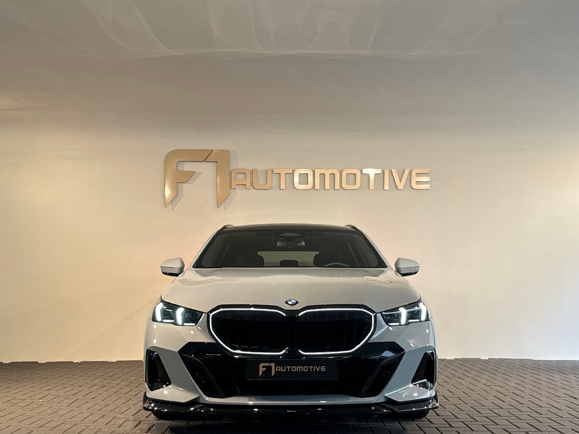 BMW 5-serie Touring 520i M Pano|H/K|BlindSpot|Maxton|Trekhaa, Automaat, Achterwielaandrijving, Gebruikt, Euro 6