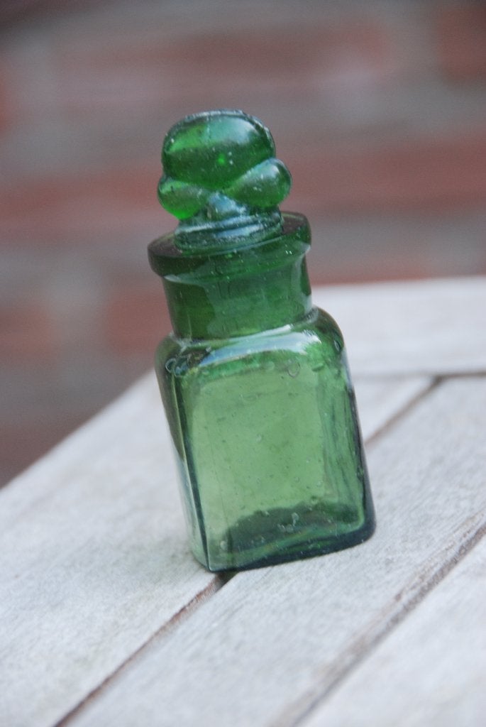 Parfumflesje 19e eeuws groen met stopper, Verzenden