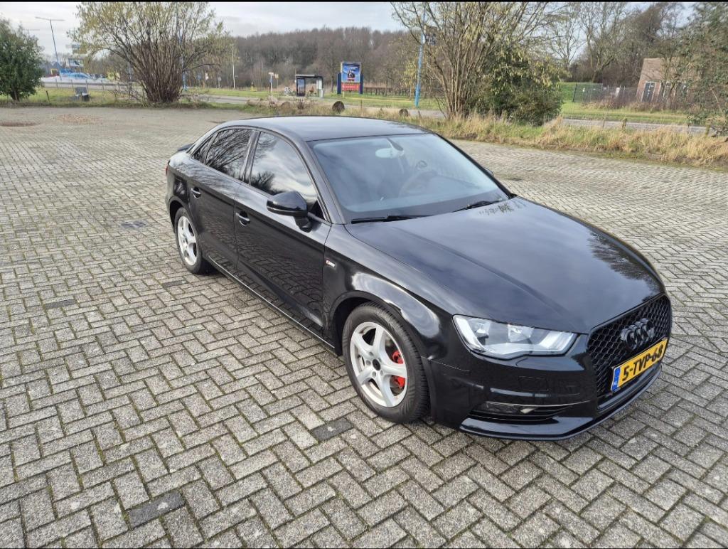 Audi A3 1.4 Tfsi COD S line Sedan S-tronic 2014 Zwart, Auto's, Audi, Euro 5, 4 cilinders, Leder en Stof, Zwart