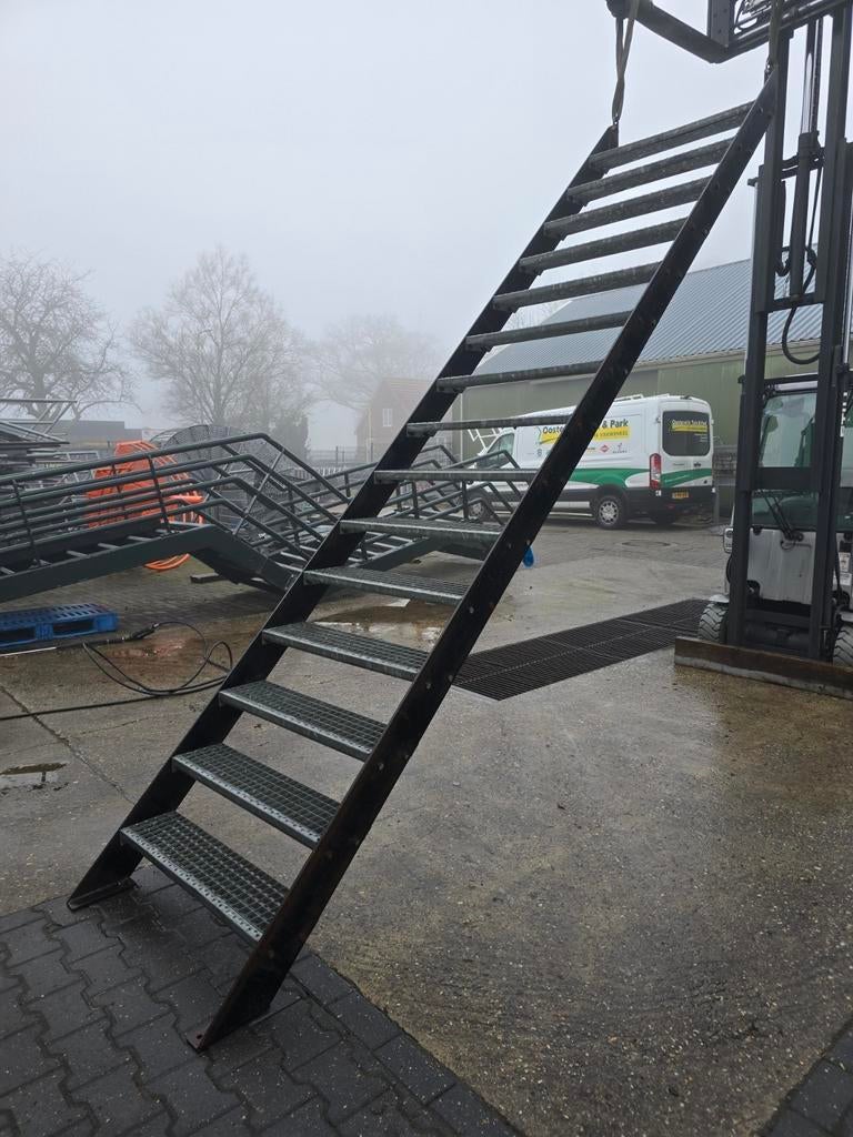 Stalen trap zwart. Hoog 3,25 mtr. Nob206, Doe-het-zelf en Verbouw, Ladders en Trappen, Ophalen, Zo goed als nieuw, 2 tot 4 meter