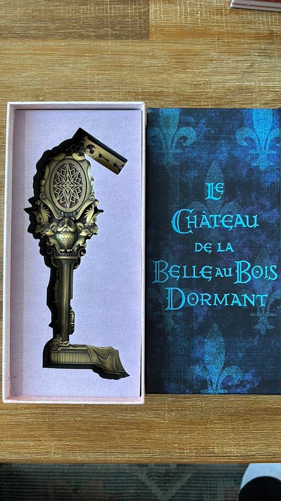 Disneyland Paris Chateau de la Belle Sleutel/key LE 1992, Ophalen of Verzenden, Overige figuren, Nieuw, Overige typen