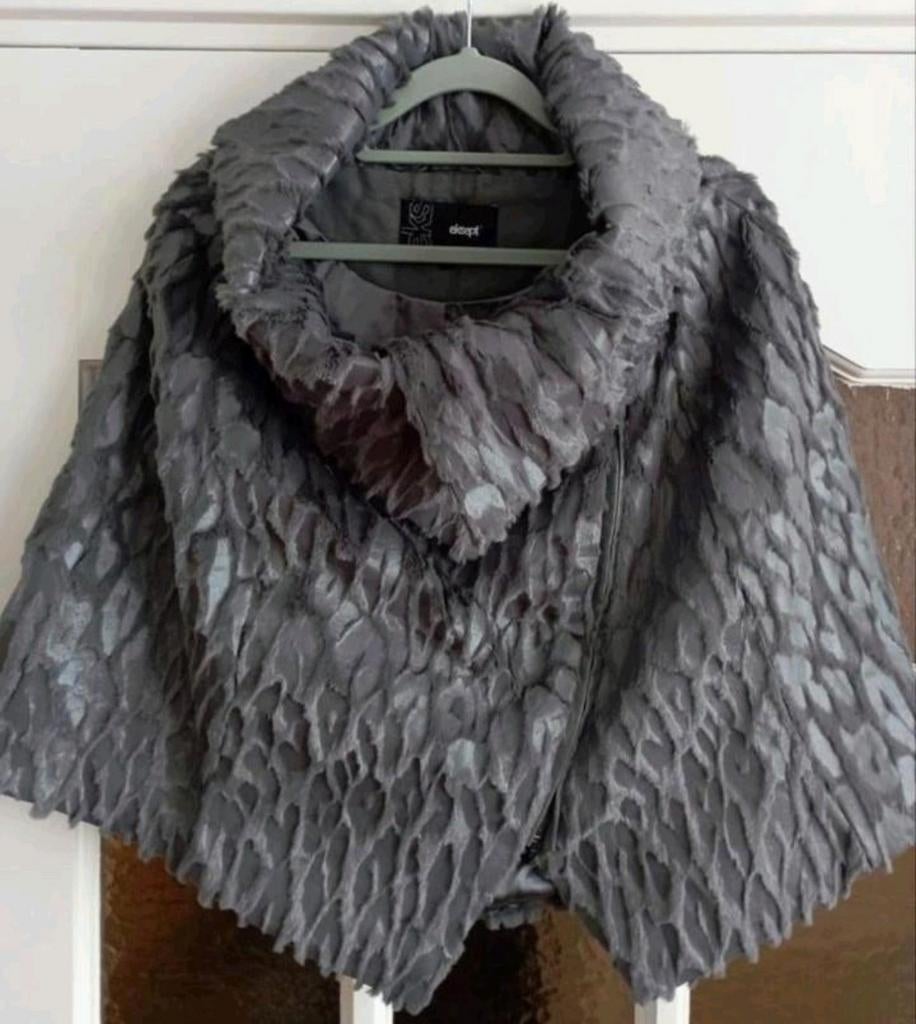 Mooie poncho
Eksept xl grijs, Maat 42/44 (L), Ophalen of Verzenden, Zo goed als nieuw, Eksept