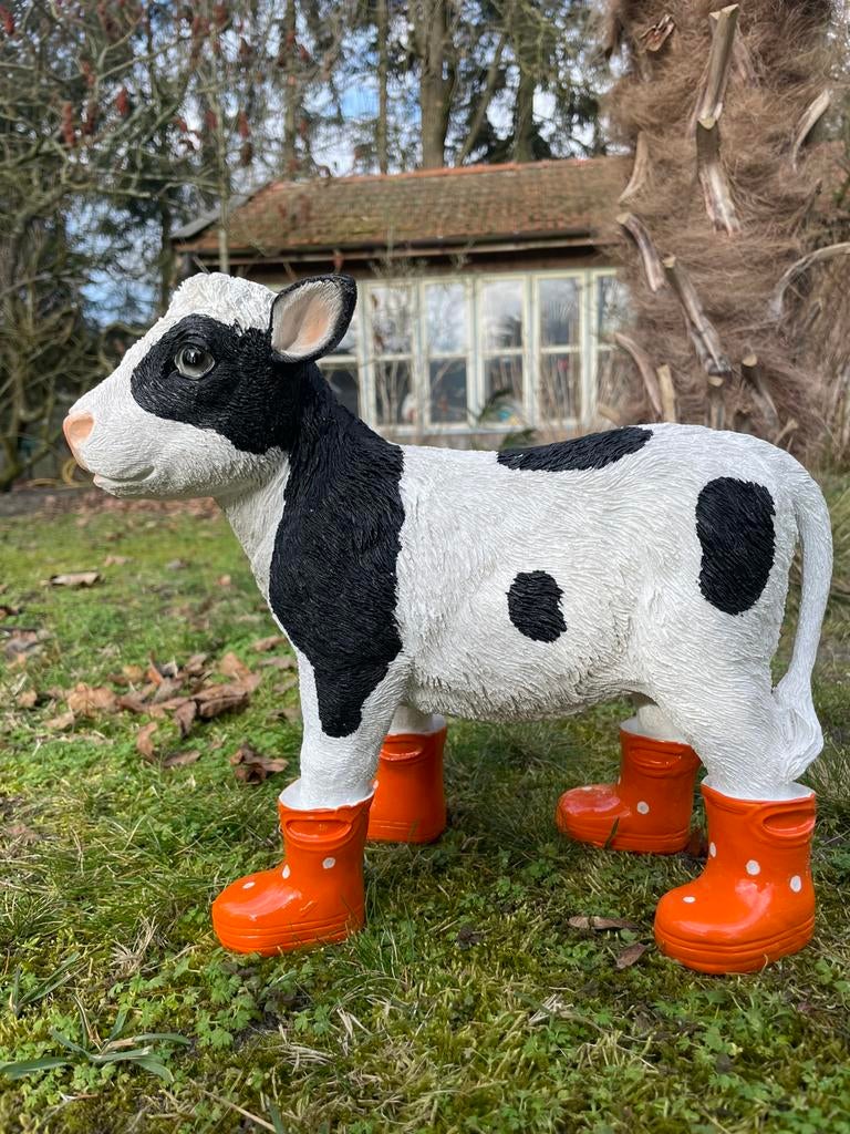 Kalf koe oranje regenlaarsjes beeld tuin boerderij boer wei, Tuin en Terras, Tuinbeelden, Ophalen of Verzenden, Nieuw, Kunststof